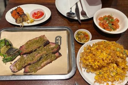 Bukan Sekadar Estetik: Kenapa Tren 'Indonesian Fusion Smokehouse' Kaki Lima Jadi Obsesi Kuliner Malam Agustus 2026?