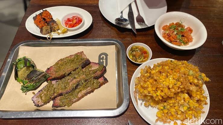 Bukan Sekadar Estetik: Kenapa Tren 'Indonesian Fusion Smokehouse' Kaki Lima Jadi Obsesi Kuliner Malam Agustus 2026?