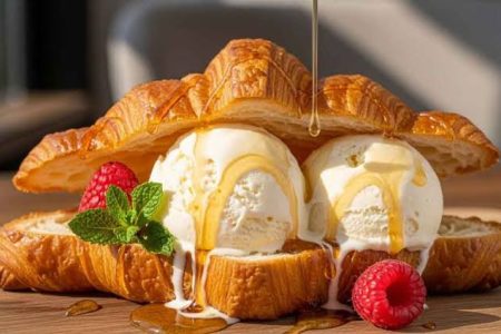 Tren 'Croissant Gelato Burger', Sensasi Unik Perpaduan Pastry Renyah dan Es Krim Lumer yang Lagi Hits!